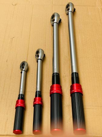 Cần siết lực 1/2’: dải lực 20-220Nm.