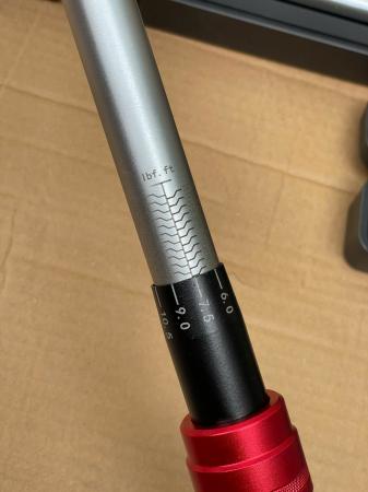 Cần siết lực 1/2’: dải lực 20-220Nm.